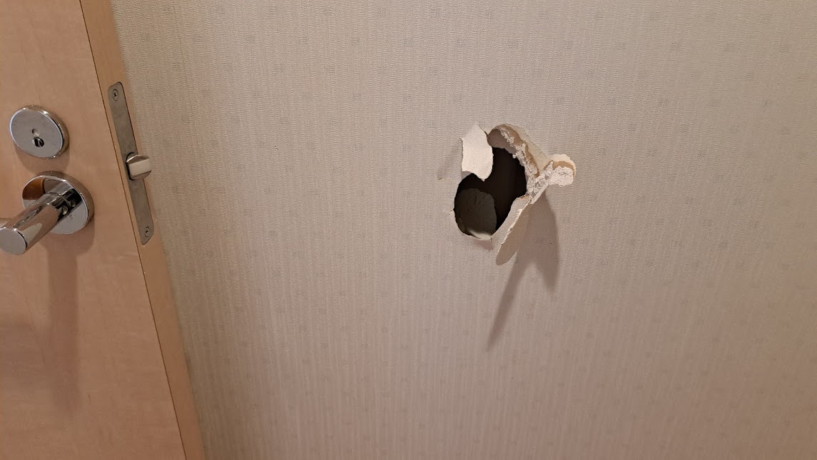 住宅補修・原状回復で費用削減｜郡山リペアナビ　壁穴イメージ画像