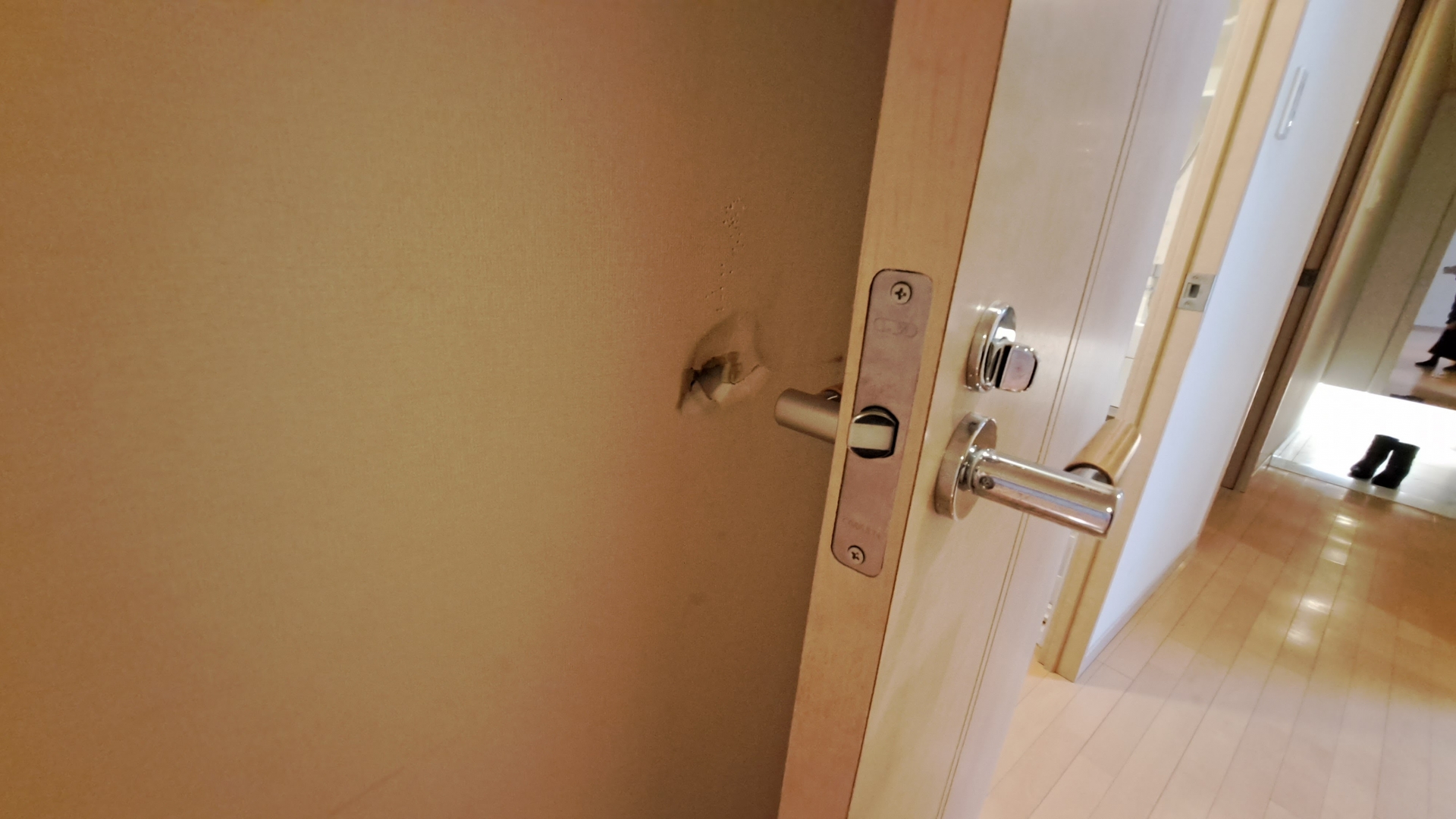 住宅補修・原状回復で費用削減｜郡山リペアナビ　ドアノブによる壁穴イメージ画像