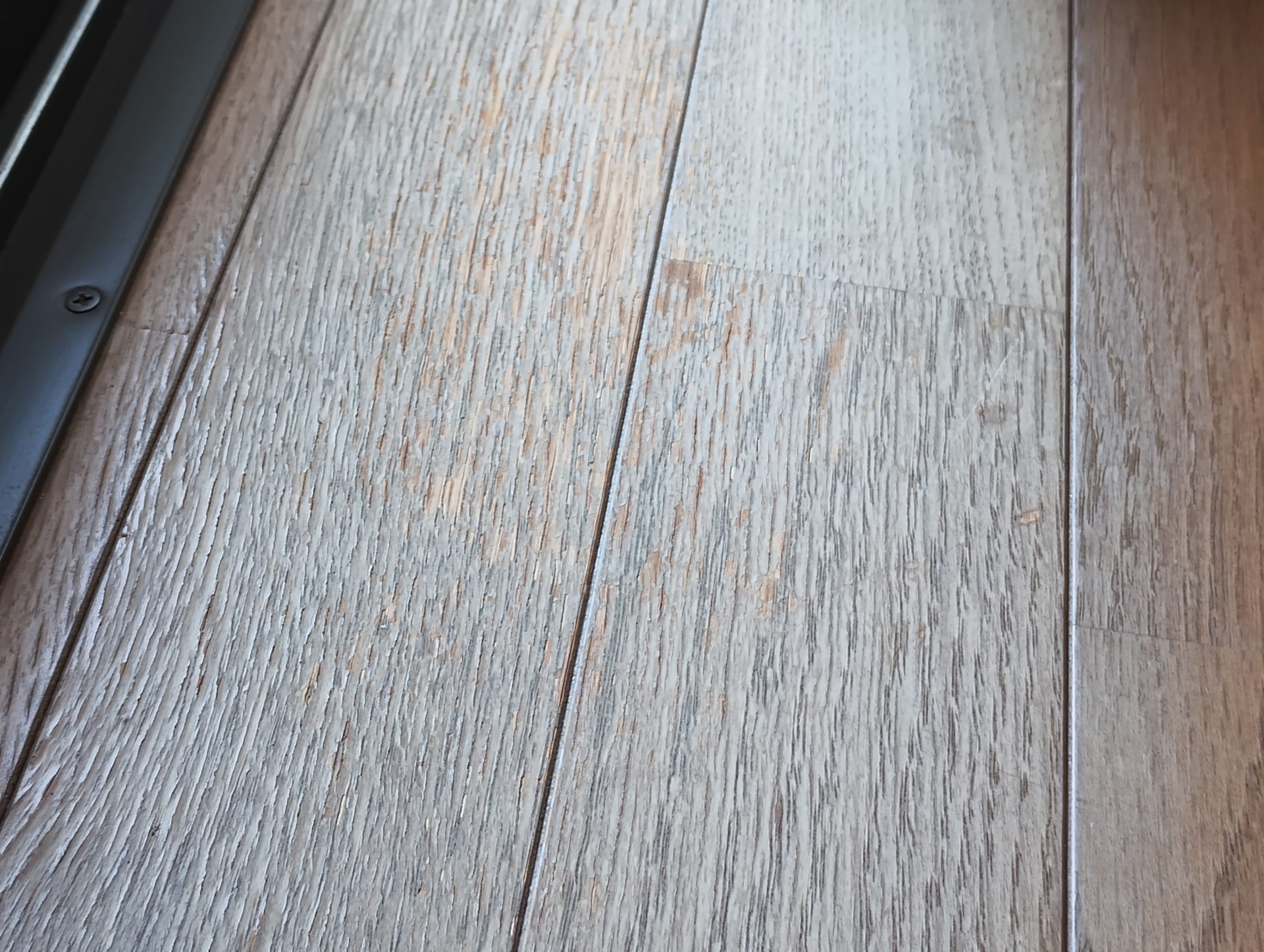 住宅補修・原状回復で費用削減｜郡山リペアナビ　フローリングの色あせイメージ画像