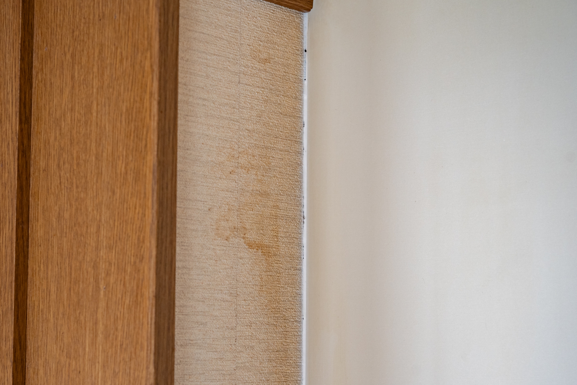 郡山リペアナビ　クロスの黄ばみ汚れイメージ写真